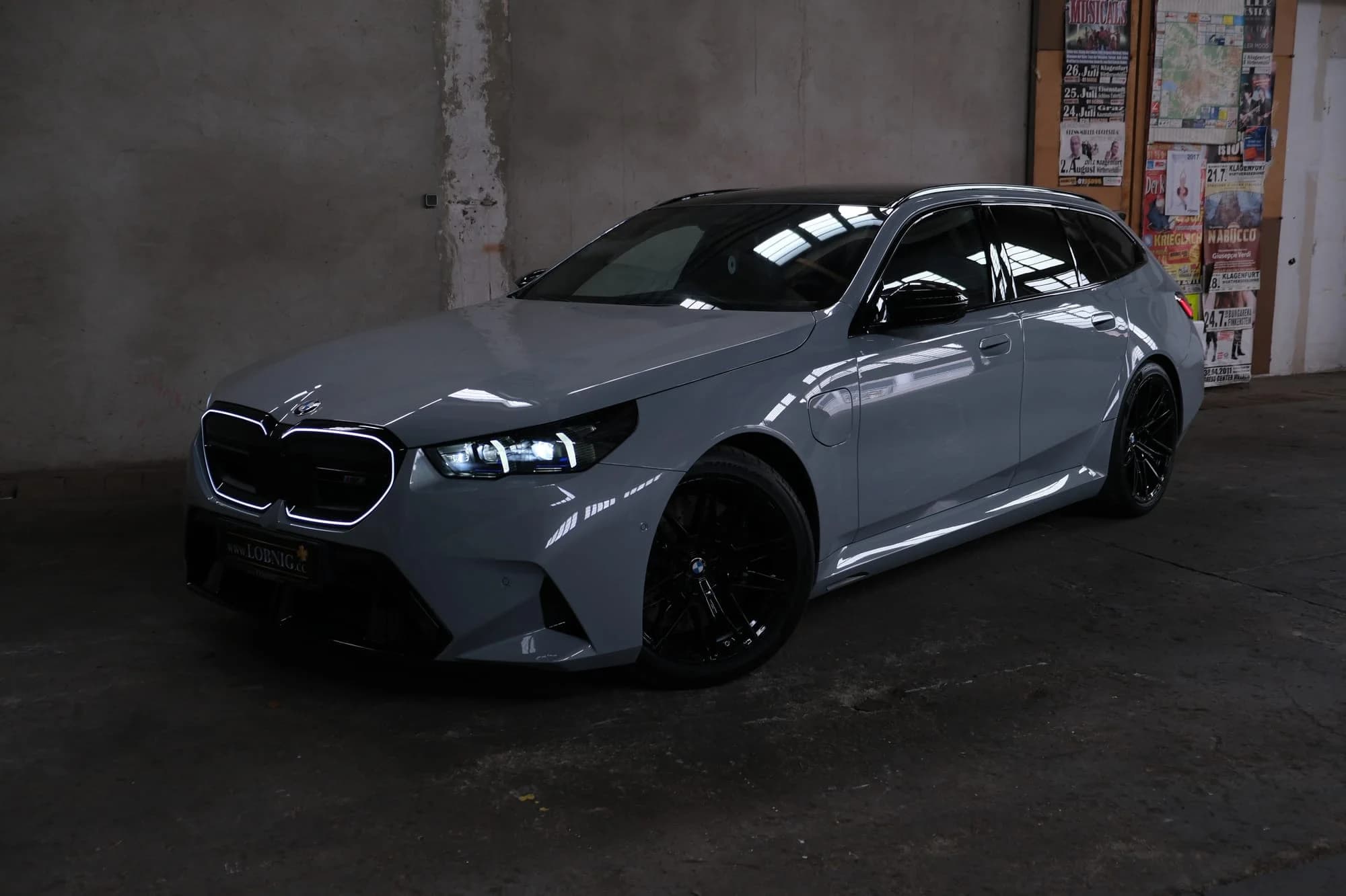 BMW in dunkler Atmosphäre — persönliche Beratung beim Autokauf